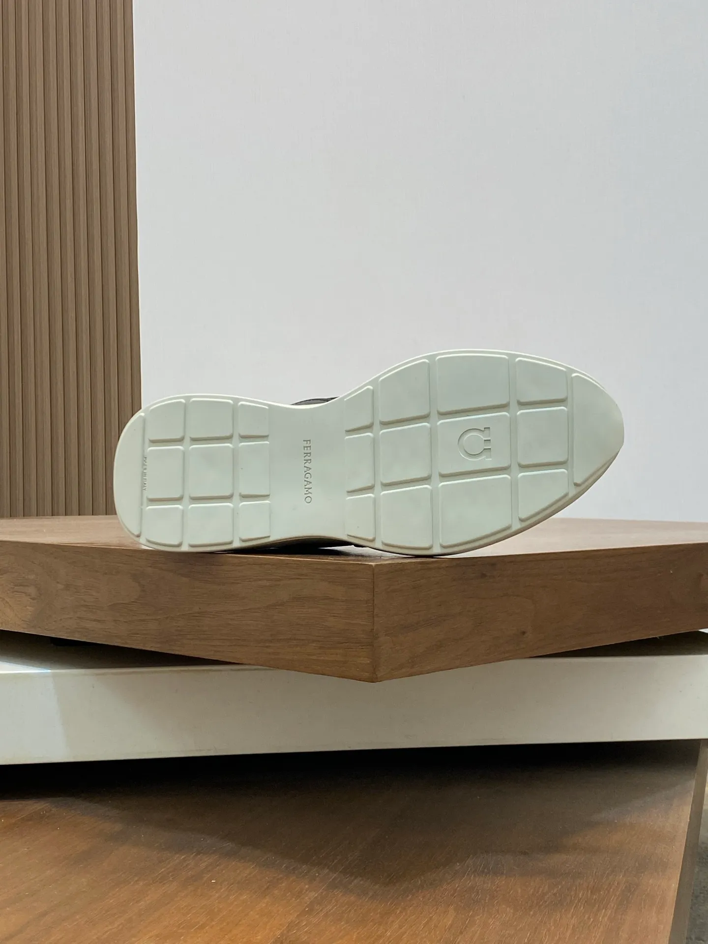 Men's men's shoes 💰700 [Ferragamo] Ferragamo - High-end quality original order - Upper: original cow suede leather with breathable mesh, brand logo sewn on the shoe body - Lining: brand canvas, foot pads; water-dyed cowhide - Outsole: rubber outsole - Super high quality control·Fine workmanship: Prominent (high-end·luxury·grade) Size: 38-44 (38 45, can be customized)
